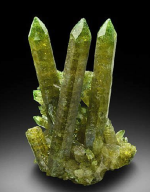 Pierre Vésuvianite verte translucide